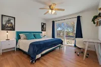 Boots & Barrels Ranch-2 master bedrooms,2 add'l bedrooms,3 baths, views, firepit