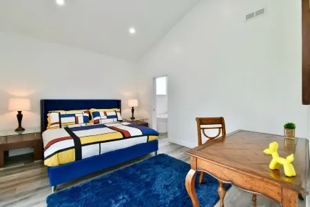 GORGEOUS MODERN HOUSE VERY STYLED FEW BLOCKS FROM FAMOUS DOWNTOWN OF WAYZATA