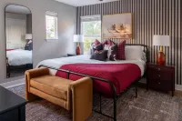 A&M Luxury Game Day House - 1 Mile to Kyle Field, Hot Tub, Fire Pit, Golf