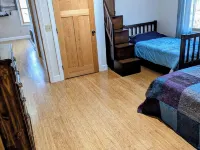 Serene & private getaway 5 min. from EVL. 4 beds, 2.5 baths, sleeps 14, hot tub. 曼斯費爾德酒店