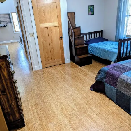 Serene & private getaway 5 min. from EVL. 4 beds, 2.5 baths, sleeps 14, hot tub.