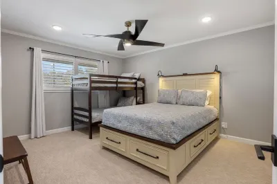 Charming 2-bedroom condo in fabulous Kingsland with WiFi, AC