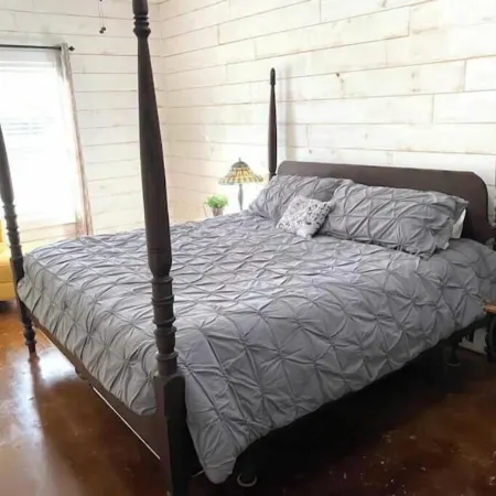Bison Hall 2, no cleaning fee, 1 block from Harding