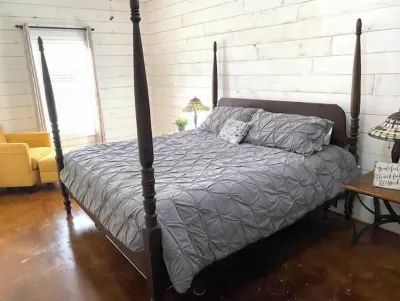 Bison Hall 2, no cleaning fee, 1 block from Harding Hotels near Heritage Inn