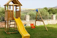 Villa Sfedami with Private Pool and Children Safet