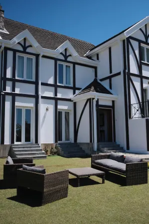 Tudor Barn - Little England Cottages Отели в г. Sooriyakanda