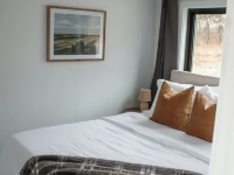 THE CAAMP. Gorgeous 2-bedroom tiny home.  Very close to the Barn/Pebble Creek Hotels in Ste. Genevieve County