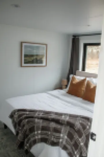 THE CAAMP. Gorgeous 2-bedroom tiny home.  Very close to the Barn/Pebble Creek