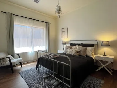 Retro House 3-bedrooms @St Peters. 2km to CBD Hôtels à proximité de : St Peters Billabong