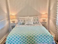 Charming studio in Tybee Island located on a Tidal Creek with dock access 타이비 아일랜드 주변 호텔