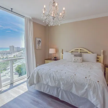 Book Your Beach Vacation! Penthouse Unit with Stunning Views of Destin!