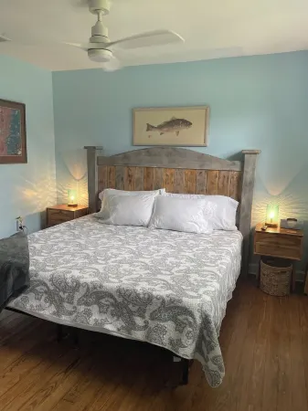 Walk to Waterfront Dining, Shops, Wine Bar. 2 Miles from I-95. No Pet Fee!