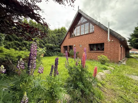Romantic country house with thatched roof and park-like garden + free laundry package.