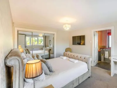 5 Bed House -Sleeps 10- Hot Tub - Garden - Parking  호텔