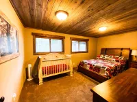 Henry's Rustic Retreat - Walk to Henry's Outlet - 20 mins to West Yellowstone!