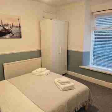 Ty Hiraeth A Charming Stay Steps Away from Caerphilly Castle! Rooms