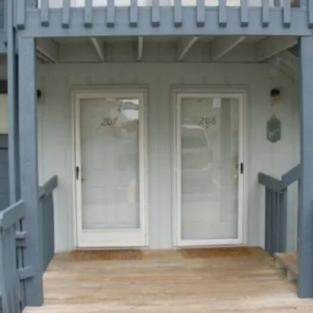 C 208 Cozy lakefront walk-in level condo!