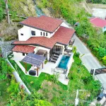 Brand New  Casa Lunula 4-bedroom 4.5 Bath house in Manuel Antonio w/Private Pool - 4 ดาว