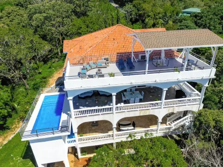 Grand Estate, West Bay. Ocean View, Pool & Waterfall. 5 Minutes Walk to Beach.