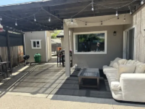 Spacious 4 Br Home, with Fireplace, Wet Bar, Pool, & Indoor Jacuzzi Tub.