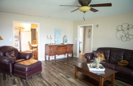 Charming 2-bedroom house  comfortable cottage in the country but close to city