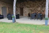 charming house in renovated farmhouse 30 minutes from Sarlat, enclosed garden. Các khách sạn ở Mazeyrolles