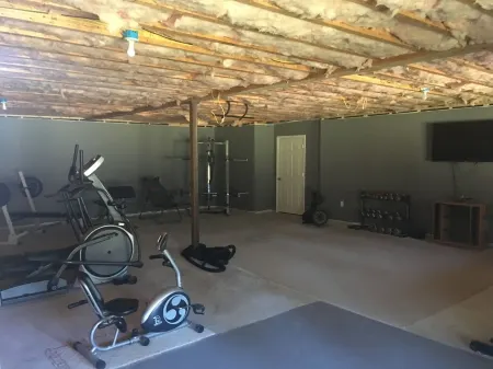 Luxury Home w/INDOOR POOL 20mins BarHarbor boardersAcadia National Par