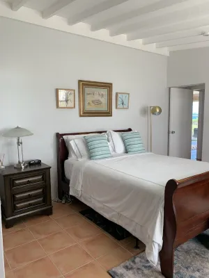 Two Bedroom with Private Dock near Golf and Beach Hoteles cerca de Church Bay, Bermuda