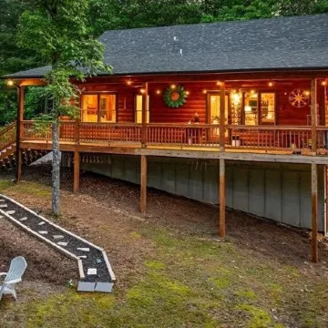 Unique Cabin! Close to Blue Ridge GA and Murphy NC. Hot Tub Has an Amazing View.