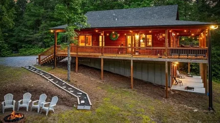 Unique Cabin! Close to Blue Ridge GA and Murphy NC. Hot Tub Has an Amazing View.