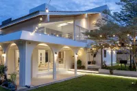 Kontor Villa - 2 mins TC | Private Bathtub | Pool Hotels in 