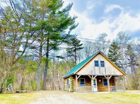 The Bear Lodge Cabin - A rustic retreat on the Ammonoosuc River Отели в г. Карролл