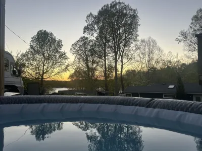 HOUSEBOAT on lake Wylie, Beautiful View and Fun. 이스와 자연보호지역 주변 호텔