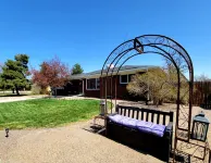 HILLSIDE MANOR! Home Theater, 10 Beds, games, darts, fire pit LITTLETON! Hotels in Littleton