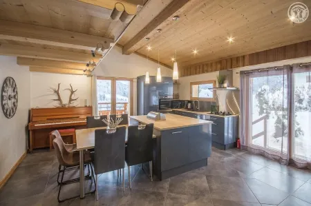 *Le Chalet J* summer 8 travellers / winter 6 travellers