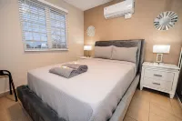 Luxury Retreat with Private Jacuzzi and Mountain Views. FREE Parking and Laundry