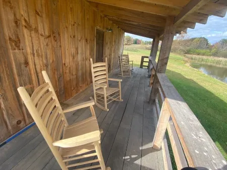 Cozy 2-bedroom cabin with WiFi, AC in welcoming Jamestown