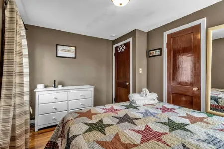 Gorgeous 2 Queen Bed North Buffalo Apartment with Free parking & 70 Inch TV