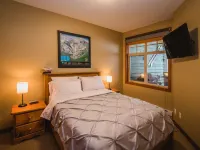 Ski in Ski out condo with private Hot Tub backing on Golf course. 2 bed 2 bath. Hotels in Sun Peaks