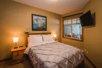 Ski in Ski out condo with private Hot Tub backing on Golf course. 2 bed 2 bath.