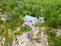 LAKEFRONT COTTAGE WITH GREAT VIEWS, FULL KITCHEN, & STARLINK Wi-Fi - 4 ดาว