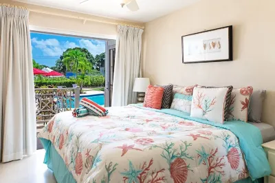 West Coast, 3 Bedroom, Poolside Condo- Walking Distance to the Beach! Hotels in 
