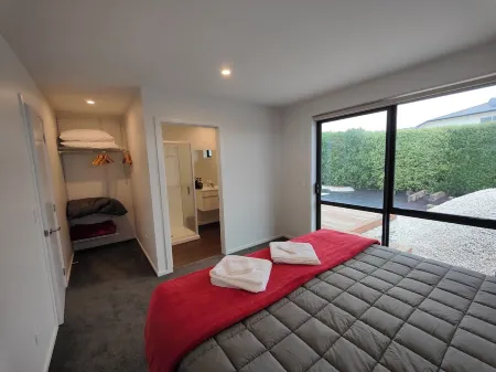 Spacious 3BR with Decks, BBQ, Mountain Views, and Family-Friendly Vibes Отели рядом с достопримечательностью «Point Kean Viewpoint»