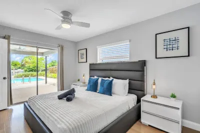 Wonderful Lake Front Pool Home East Boyton-TikiBar- Boat Deck- 5min Beach