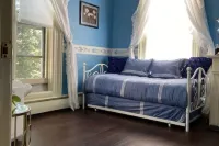 Adirondack Mansion w/Heated Inground Pool & Game Room! 45-60 Min to Saratoga! 글로버스빌 호텔