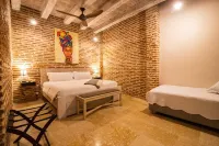 Casa Del Hidalgo - 7 BR Walled City Colonial Villa Hotels in 