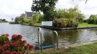Spend the night on the water in Tiny House / Trekkershut Comfort / Mini Bungalow Hotel a Leimuiden