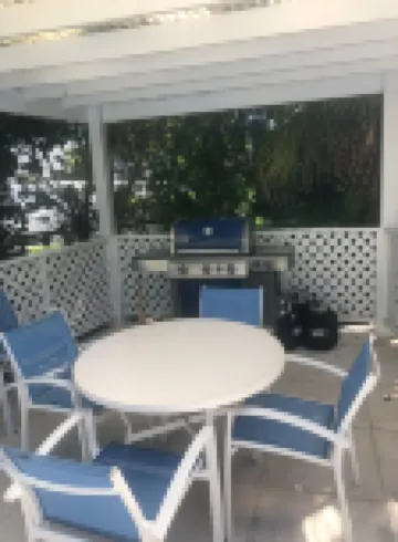 3 minutes to the beach! 1 Bedroom Condo near shopping and Dining