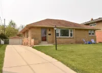 Warm spacious midsize home w/ comfort and fun Hotels in Glendale