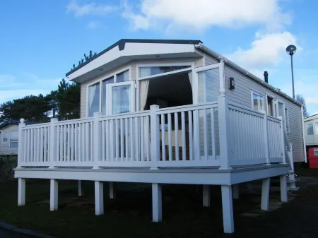 Lotus 2 bedroom dog friendly caravan with veranda offers a stunning sea view. Отели в г. Пул